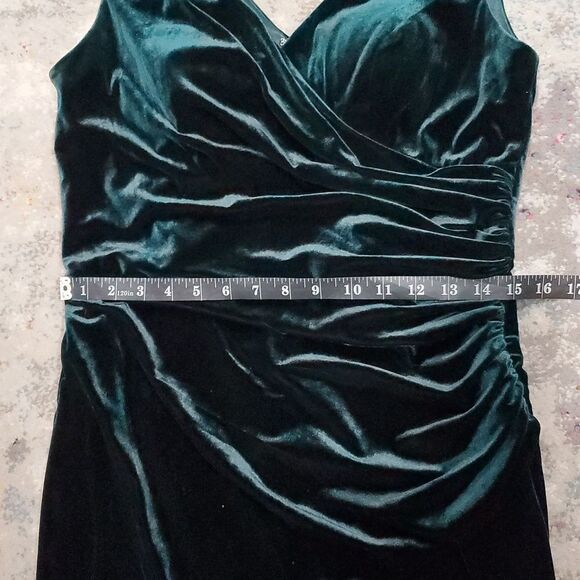 Revelry Dawson Crushed Velvet Ruched Gown in Emerald Green Size 12 - Picture 12 of 16